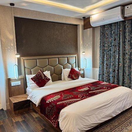 Hotel Manora Palace Сринагар Экстерьер фото