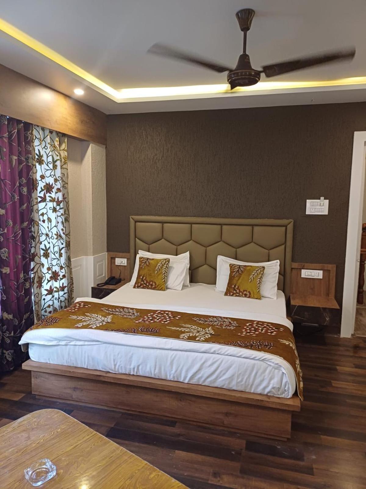 Hotel Manora Palace Сринагар Экстерьер фото