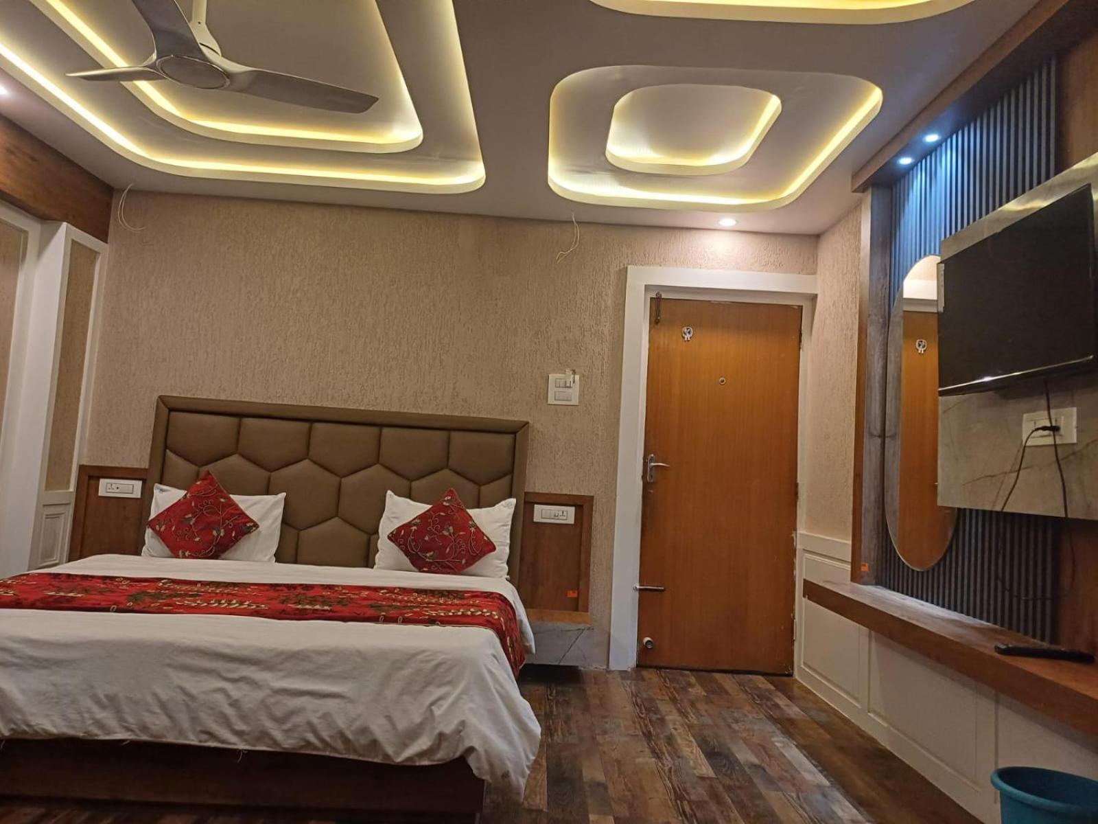 Hotel Manora Palace Сринагар Экстерьер фото
