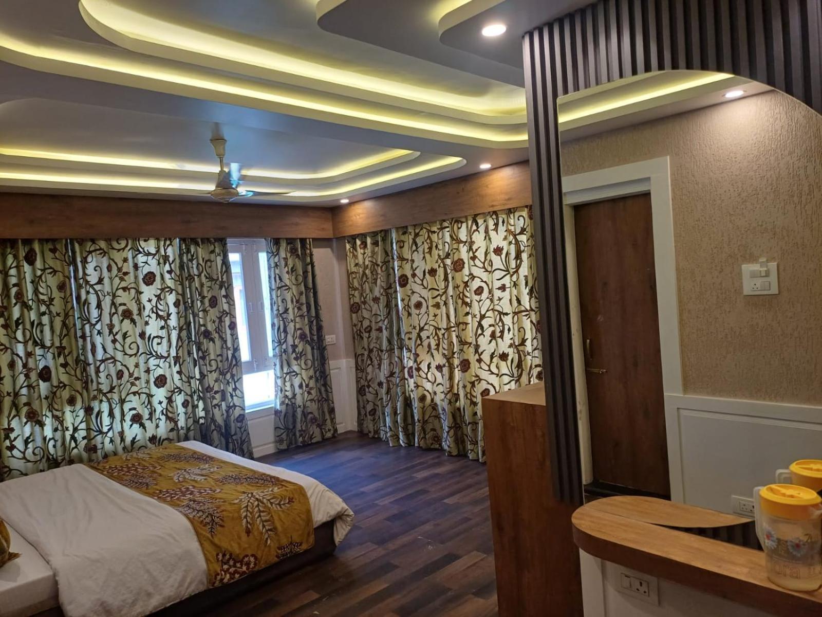Hotel Manora Palace Сринагар Экстерьер фото